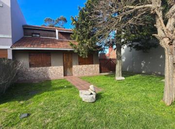 Casa de 4 ambientes, Santa Clara del Mar · En Venta. Chalet Tradicional de Cuatro Ambientes - Mar del Plata