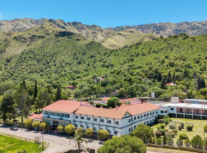 Hotel · 3000ha · 56 Dormitorios · 35 Cocheras