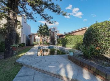 Casa · 220m² · 4 Ambientes · 1 Cochera · Casa en Banfield con Gran Jardin, Pileta Climatiza