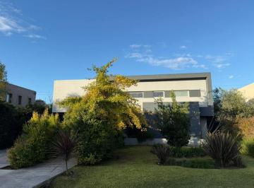 Casa · 215m² · 7 Ambientes · 3 Cocheras · Venta Casa 7 Ambientes La Lomada