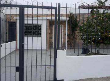 Casa · 99m² · 3 Ambientes · 1 Cochera · Casa Totalmente Reciclada, con Jardìn, Cochera y Patio. Amplia.