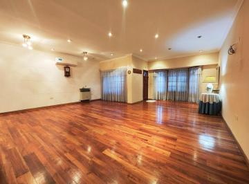 Casa · 228m² · 5 Ambientes · 2 Cocheras · Permuta Casa 5 Ambientes Caseros Centro - Impecable!