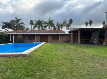 Casa · 180m² · 6 Ambientes · Alquiler Permanente en Funes - 4 Dorm.