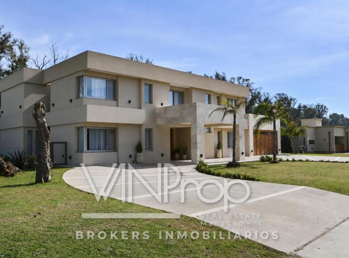 Casa · 480m² · 5 Dormitorios · 2 Cocheras