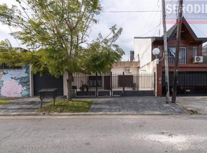 Casa · 91m² · 3 Ambientes · 2 Cocheras