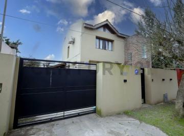 Casa · 180m² · 7 Ambientes · 3 Cocheras · Casa en Venta en City Bell de Tres Dorm.