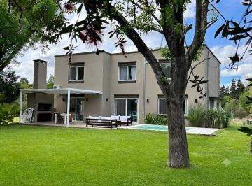 Casa · 221m² · 5 Ambientes · 2 Cocheras · Venta - Casa 3 Dorm. con Jardin y Pileta en Los Cardales Country Club