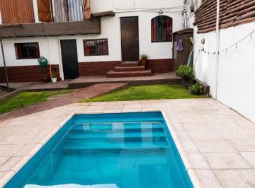 Casa · 200m² · 6 Ambientes · Casa Para 10 Personas - con Pileta y Quincho - Centrica