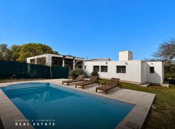 Casa · 373m² · 14 Ambientes · 1 Cochera · Casa de Categoría de 5 Dorm. con Pileta en Venta en Country Estación del Carmen - Malagueño