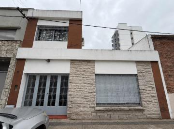 Casa · 132m² · 6 Ambientes · 1 Cochera · Venta de Casa en La Plata, 3 Dorm. y Pileta