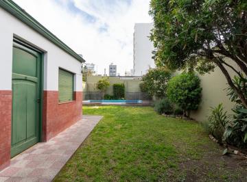 Casa · 132m² · 6 Ambientes · 1 Cochera · Venta de Casa en La Plata, 3 Dorm. y Pileta.