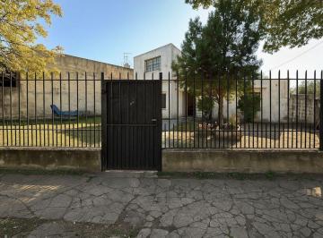 Casa · 70m² · 4 Ambientes · 1 Cochera · Casa Multifamiliar en Villa Tesei