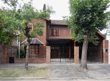 Casa · 144m² · 5 Ambientes · 1 Cochera · Venta de Casa 5 Ambientes Hurlingham Apto Crédito