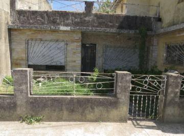 Casa · 83m² · 5 Ambientes · 1 Cochera · Venta de Casa Hurlingham Apta Crédito