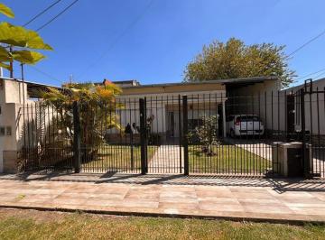 Casa · 128m² · 3 Ambientes · 1 Cochera · Venta Casa 3 Amb. Villa Tesei. Financia Permuta