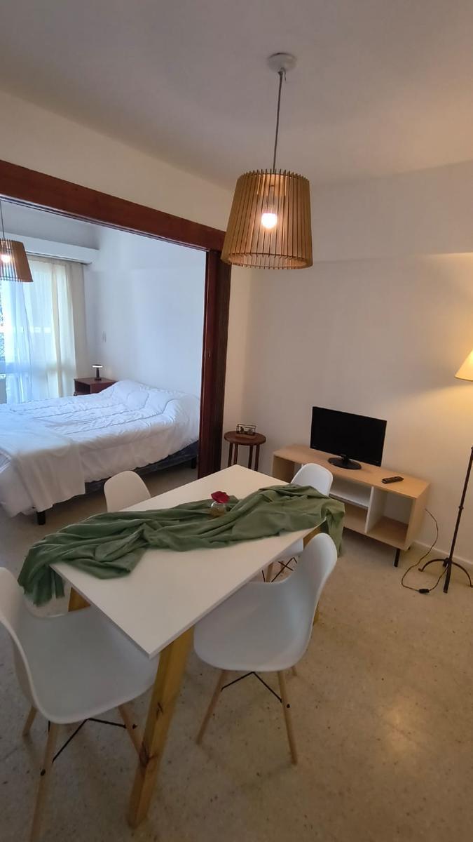 Departamento en venta con balcón saliente a la calle