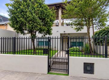 Casa · 150m² · 6 Ambientes · 1 Cochera · Casa en Venta en Isidro Casanova, Santiago 5500 con Departamento Para Posible Renta
