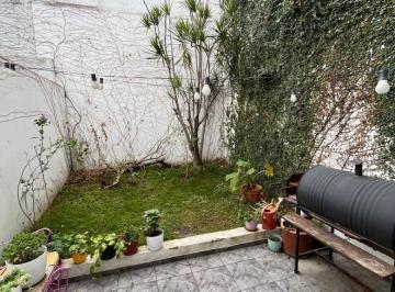 PH de 4 ambientes, Liniers · Excelente Tríplex T/casa 4 Amb C/doble Cochera y Jardín!
