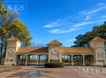 Terreno · 1609m² · Terreno de 1609 m² en Venta en Los Pinares, Pilar