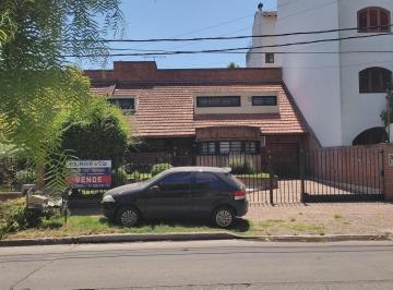 FRENTE · Casa en Venta en Adrogue con Quincho y Pileta