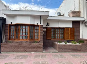 Casa · 154m² · 4 Ambientes · Casa a La Venta en Barrio Bombal