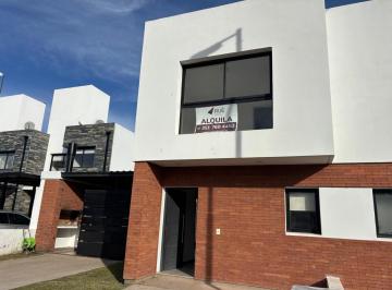 Casa · 110m² · 3 Ambientes · 2 Cocheras · Dúplex en Venta en La Calandria. 2 Dorm., 2 Baños, Frente a Espacio Verde