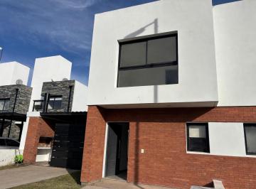 Casa · 110m² · 3 Ambientes · 2 Cocheras · Dúplex en Venta en La Calandria. 2 Dorm., 2 Baños, Frente a Espacio Verde