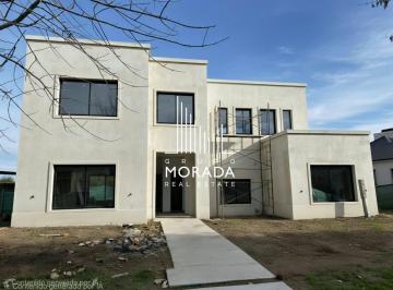 GMM-GMM-63_2 · Casa en Venta Al Agua de 5 Ambientes en Canton Golf