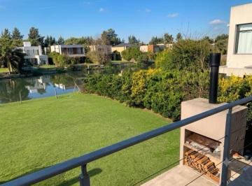Casa · 150m² · 5 Ambientes · 4 Cocheras · Casa en Barrancas de Santa Maria