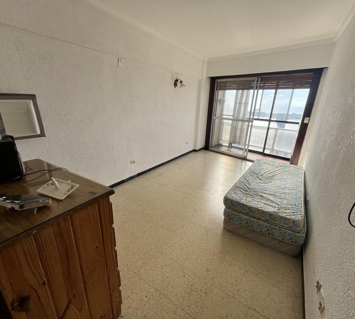 Departamento de 1 ambiente con balcón a la calle y vista al mar