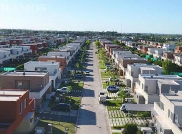 Casa · 80m² · 3 Ambientes · 1 Cochera · Casa en Venta en El Barrio Casas de Santa Maria