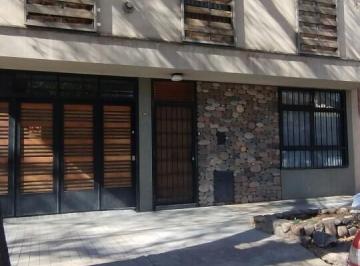 Casa · 230m² · 10 Ambientes · Alquilamos Hermosa Casa Tipo Chalet Americano en Barrio Bombal Godoy Cruz