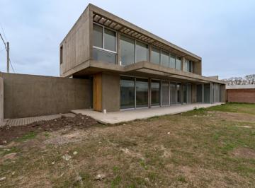 Casa · 301m² · 5 Ambientes · 2 Cocheras · Venta/permuta: Casa a Estrenar en Ultimos Detalles de Obra, de 3 Dorm. con Quincho y Cochera.