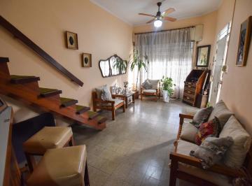Casa · 169m² · 6 Ambientes · 1 Cochera · Venta - Casa de 4 Dorm. Comodin con Patio - Barrio Saladillo