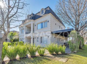 Casa · 380m² · 7 Ambientes · 1 Cochera · Casa en Alquiler Anual Ayres Plaza - Tres Plantas