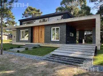 Casa · 210m² · 4 Ambientes · 1 Cochera · Casa Venta Alamos II Pinamar V5 del Garzas y Sotavento