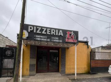 Local comercial · 137m² · 3 Ambientes · 3 Cocheras · Local, quincho y Pileta. Toma Permuta