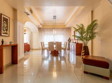 Casa · 230m² · 5 Ambientes · 3 Cocheras · Casa 5 Amb en Venta con Jardín Quincho y Cochera