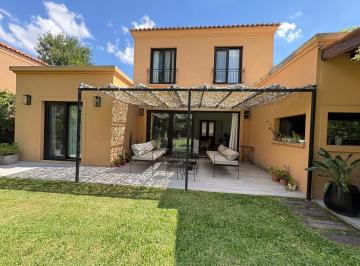Casa · 230m² · 4 Ambientes · 2 Cocheras · Alquiler Temporario en Bella Vista