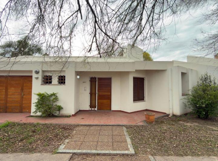 Casa · 140m² · 6 Ambientes · 2 Cocheras