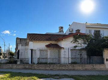 Casa · 128m² · 5 Ambientes · 1 Cochera · Casa 5 Amb Venta Lanus Oeste a Refaccionar Jardin