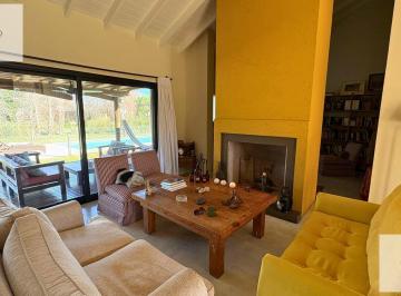 Casa · 194m² · 6 Ambientes · 5 Cocheras · Casa en en Una Planta en El Barrio Altos de Manzanares Apta Credito