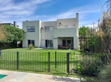 Casa · 250m² · 5 Ambientes · 4 Cocheras · Casa en Alq. Temporario en Santa Barbara, Tigre, G. B. a. Zona Norte