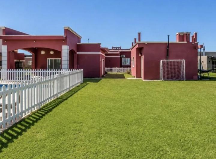 Casa · 208m² · 5 Ambientes · 2 Cocheras