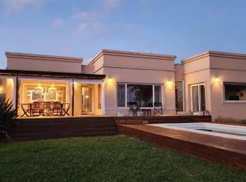Casa · 185m² · 4 Ambientes · Casa en Alquiler Anual