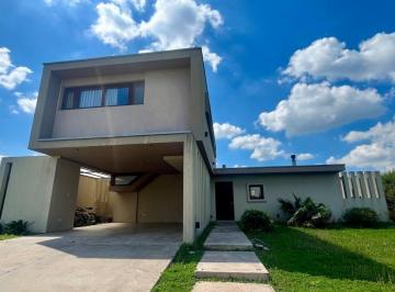 Casa · 155m² · 6 Ambientes · 2 Cocheras · Venta: Casa de Tres Dorm., Galería con Parrillero, Pileta y Dos Cocheras. Puerto Roldan