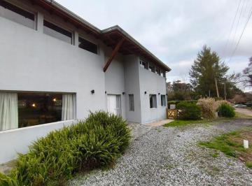 Casa · 300m² · 6 Ambientes · 2 Cocheras · Moderna Casa, Muy Amplia, con Piscina - Excelente Calidad de Construccion - Zona: Sierra de Los Padr