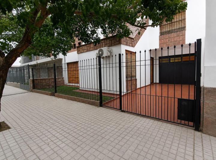 Casa · 265m² · 3 Dormitorios · 2 Cocheras