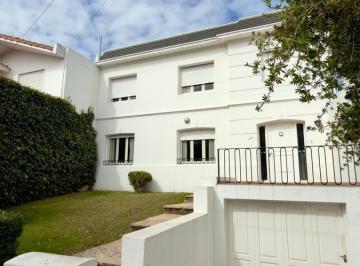 Casa · 261m² · 5 Ambientes · 2 Cocheras · Casa en Venta Barrio Patria a m de Genral Paz 4 Dorm.