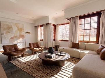 Living · Una Casa con La Plaza Como Jardín